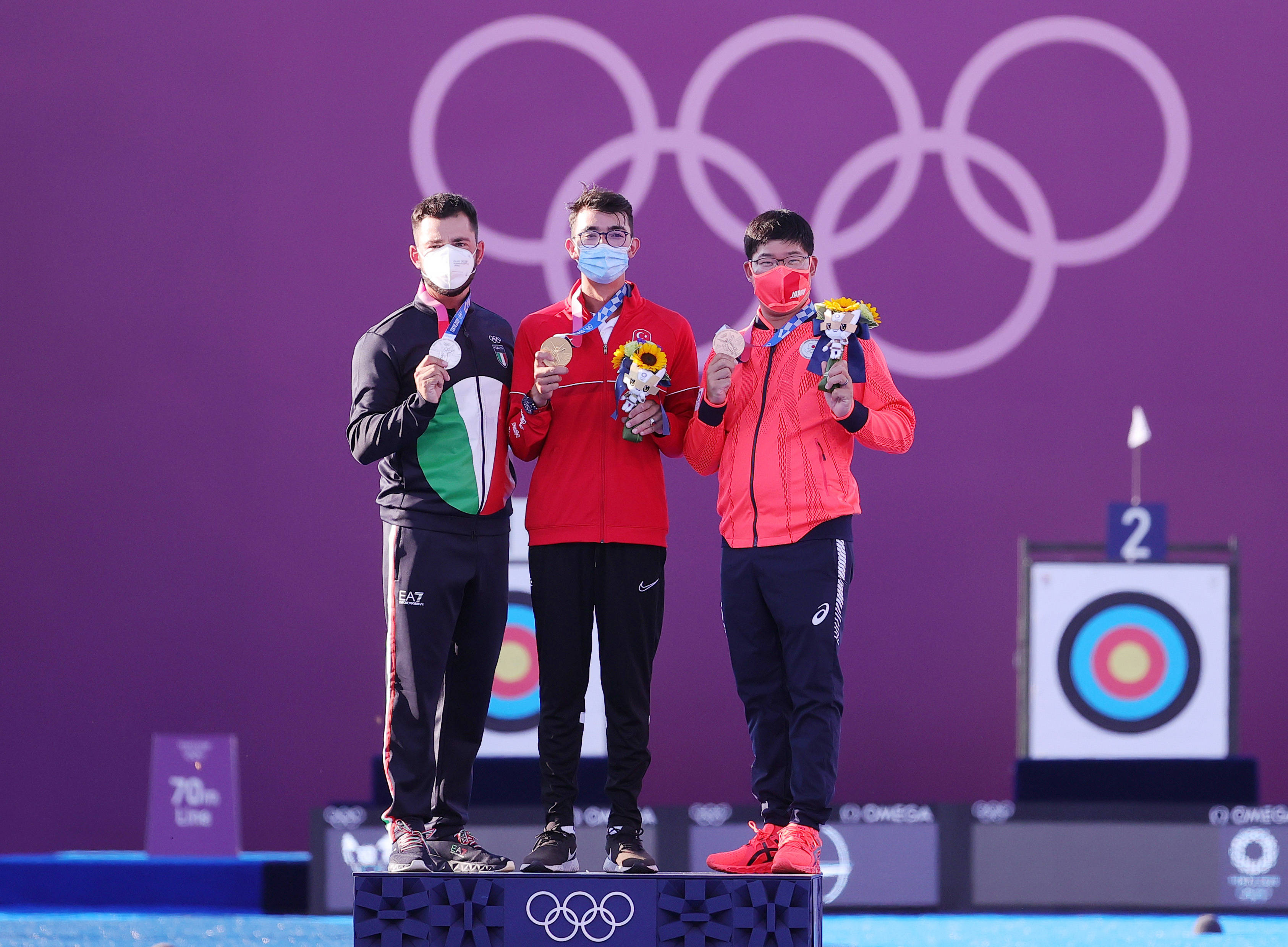 包含西班牙射箭选手逆转胜利，登上领奖台的词条